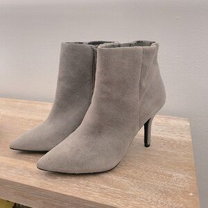 Pretty suede heeled booty